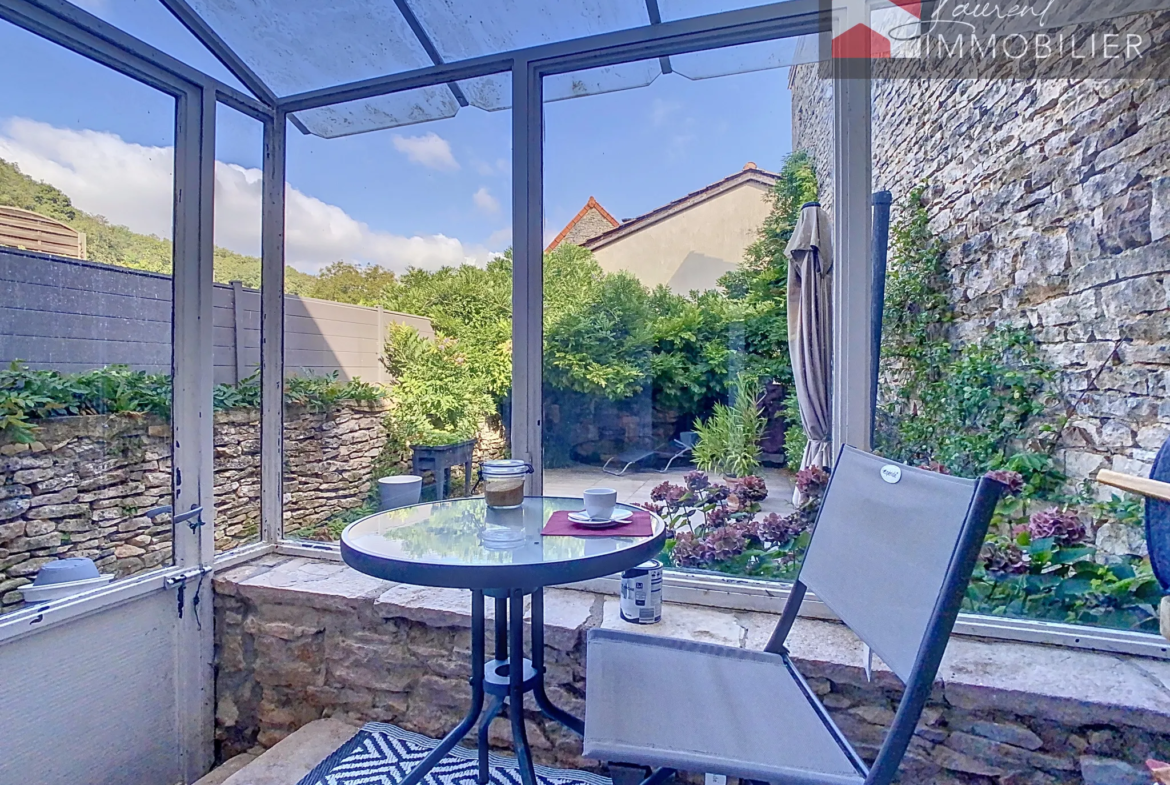 À vendre : Maison en pierre avec terrasse au cœur de Lugny 