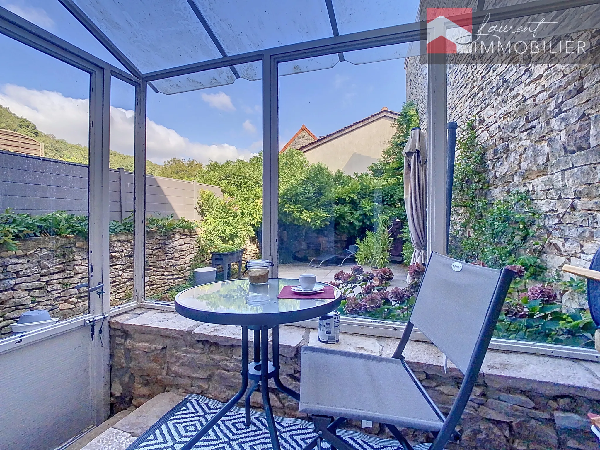 À vendre : Maison en pierre avec terrasse au cœur de Lugny 