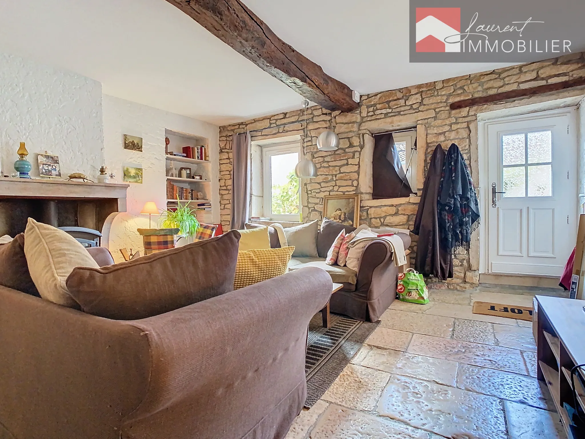 À vendre : Maison en pierre avec terrasse au cœur de Lugny 