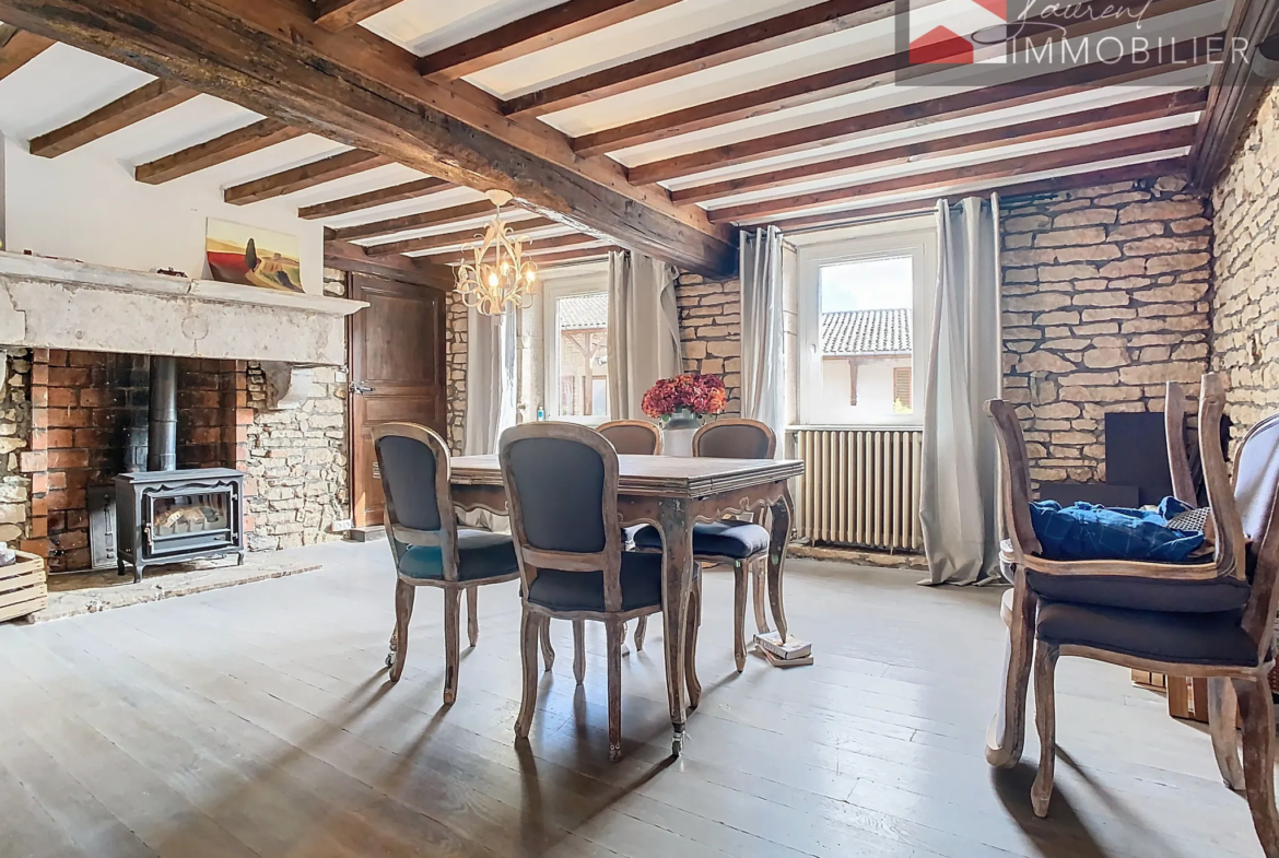 À vendre : Maison en pierre avec terrasse au cœur de Lugny 