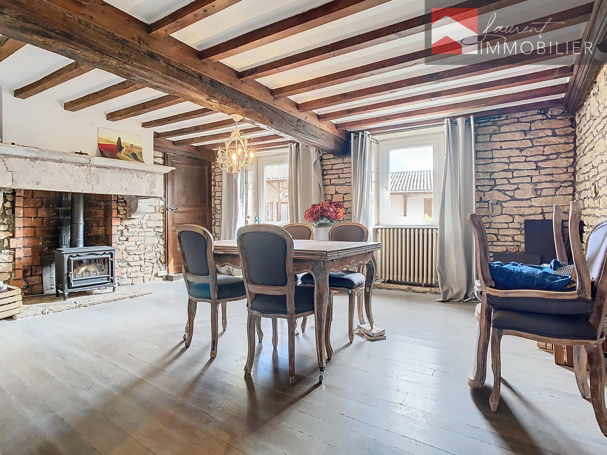 Maison en pierre avec terrasse à Lugny à vendre 