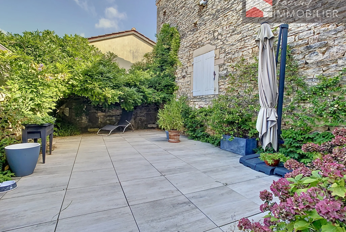 À vendre : Maison en pierre avec terrasse à Lugny 