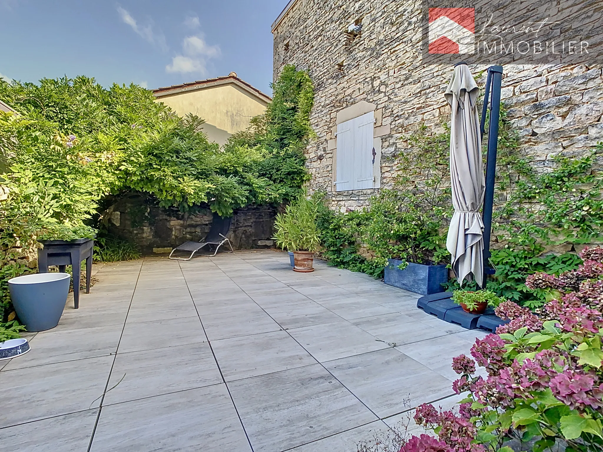 À vendre : Maison en pierre avec terrasse au cœur de Lugny 