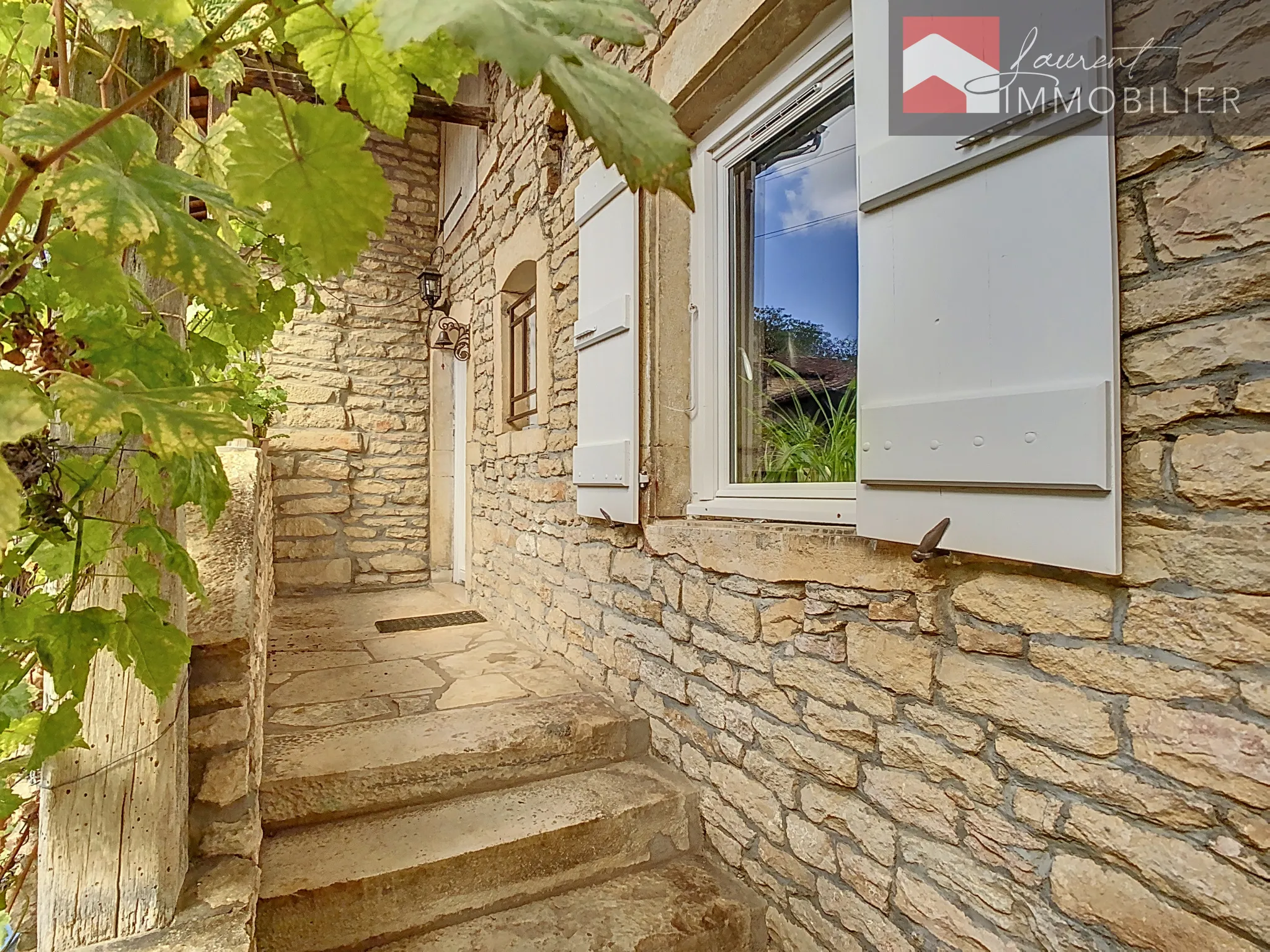 À vendre : Maison en pierre avec terrasse à Lugny 