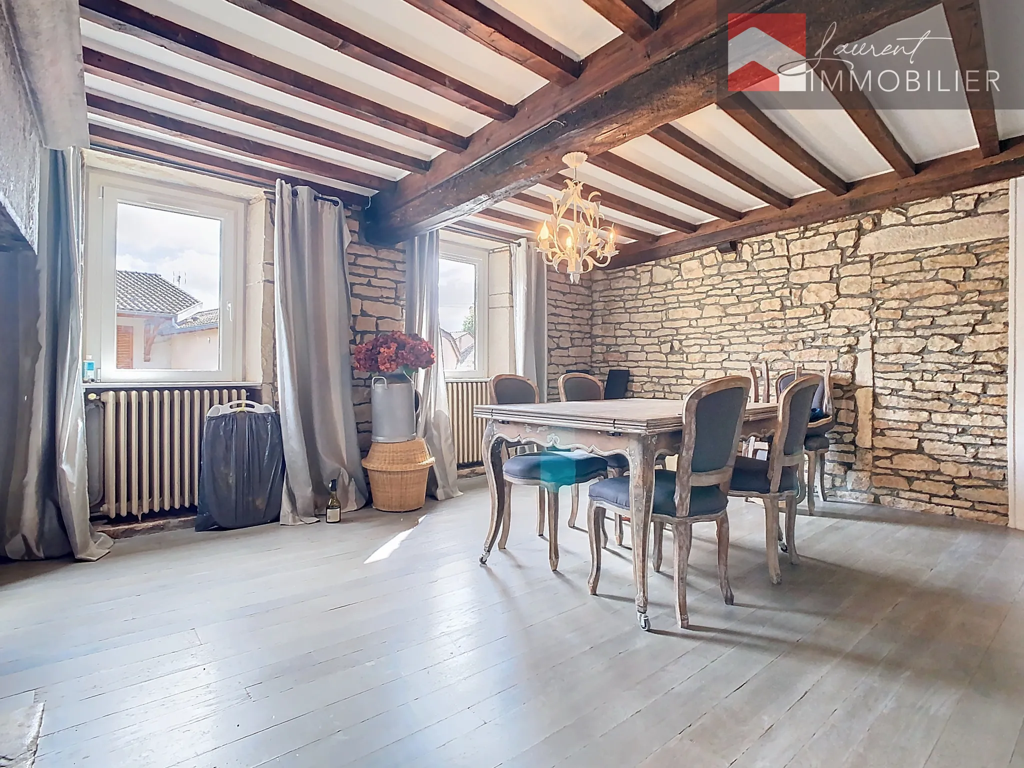 À vendre : Maison en pierre avec terrasse à Lugny 