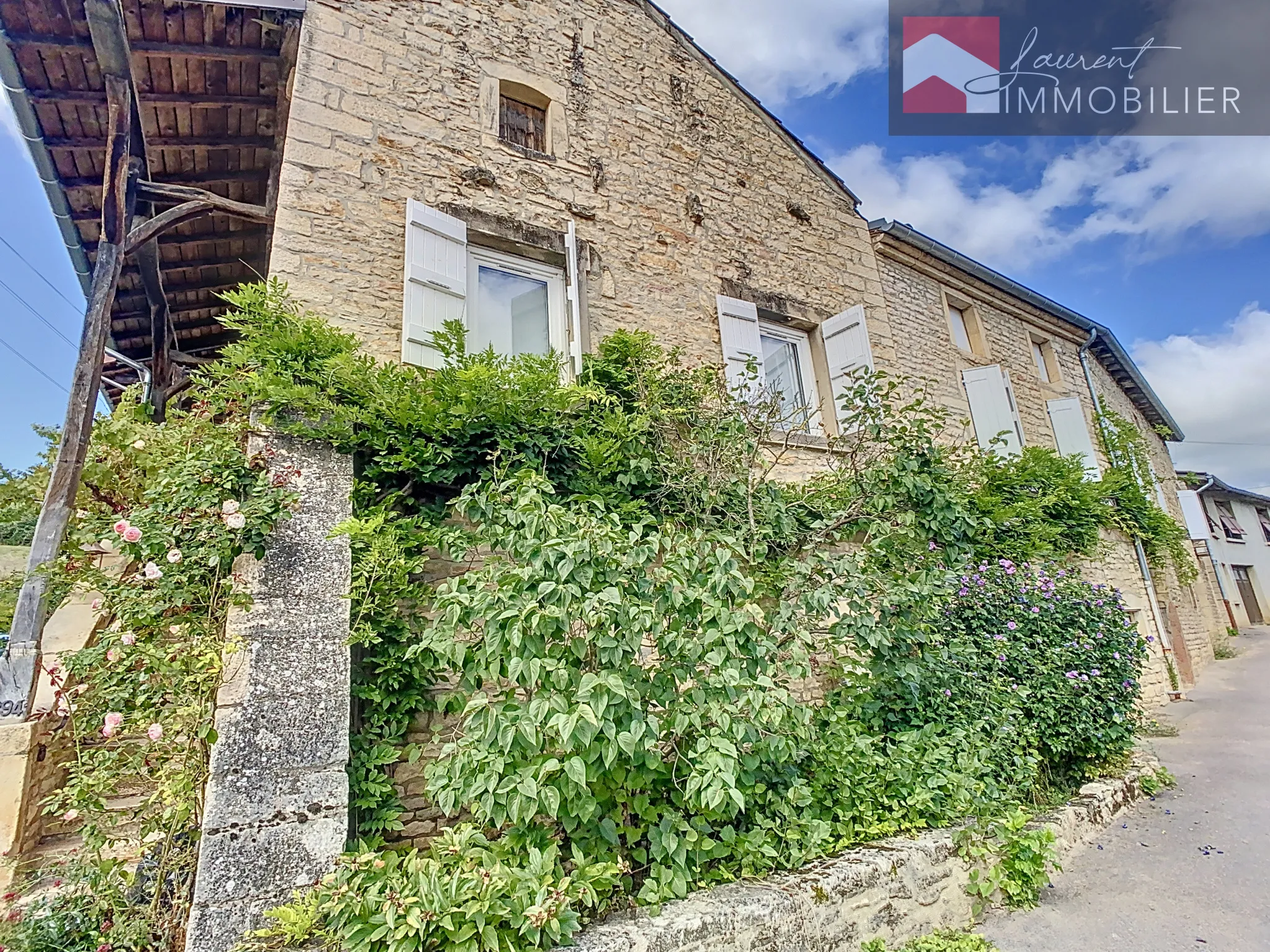 Maison en pierre avec terrasse à Lugny à vendre 