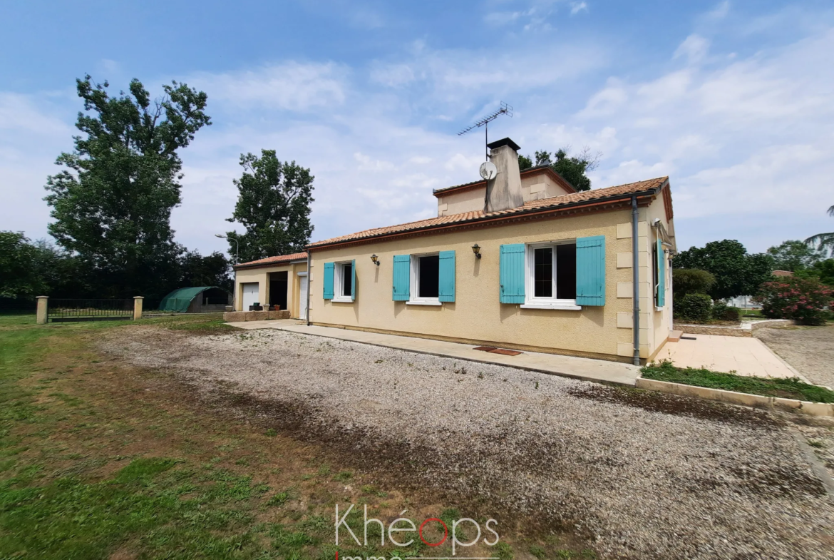 Maison traditionnelle au calme à Lamothe-Landerron 