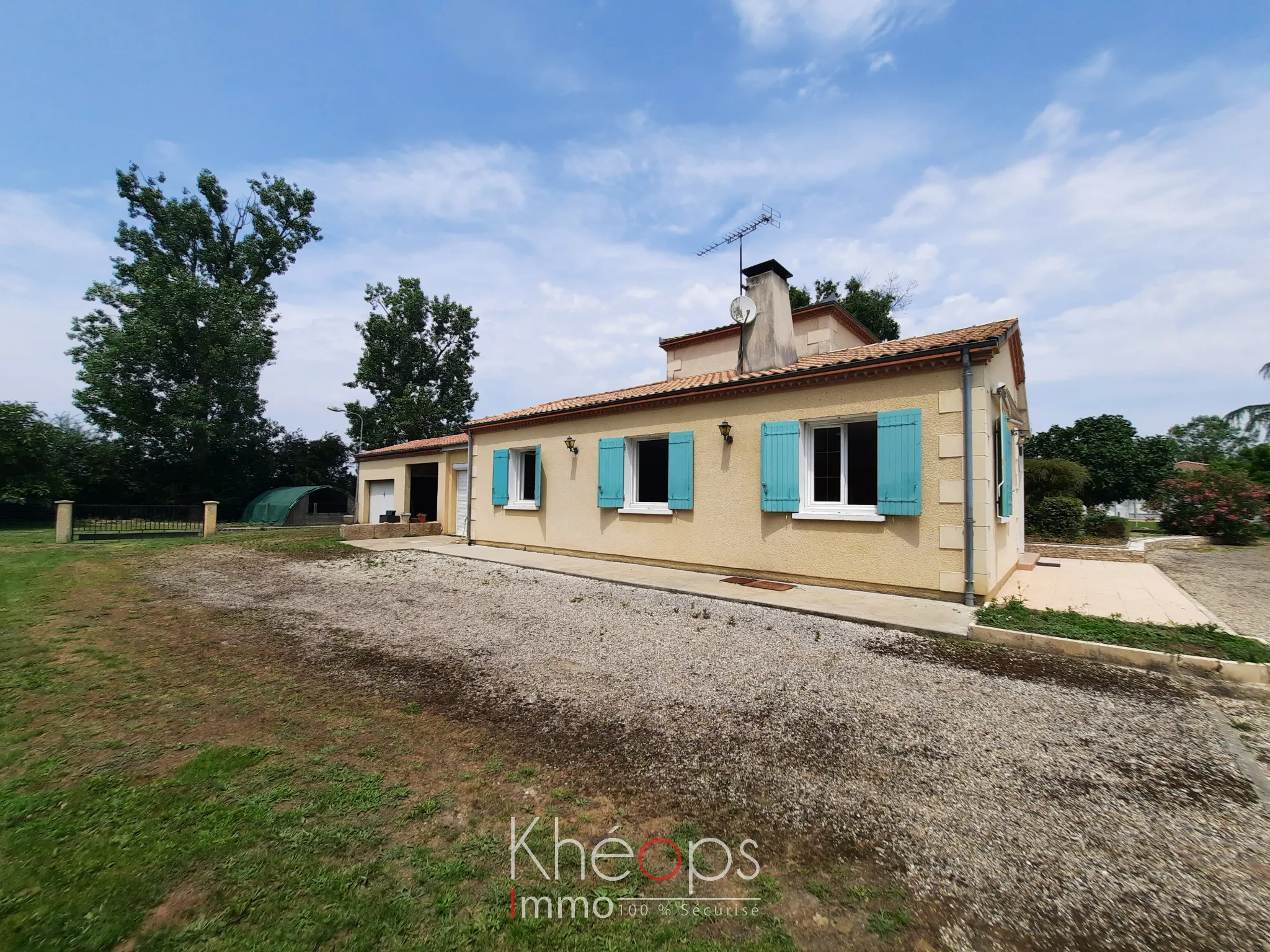 Maison traditionnelle au calme à Lamothe-Landerron 