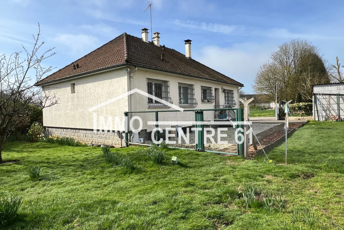 Maison calme à vendre à La Ferté Macé avec dépendances sur 1975 m² 