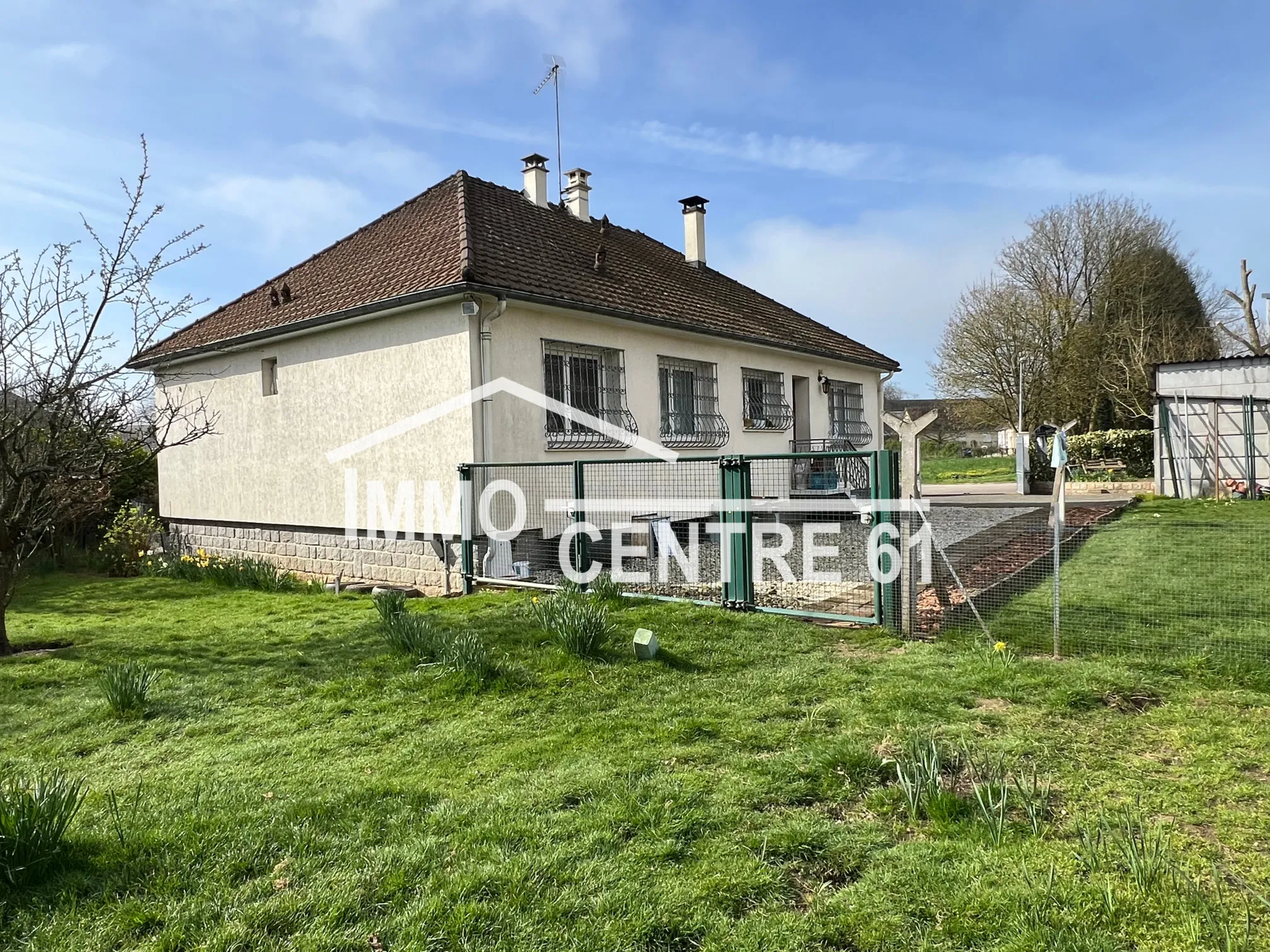 Maison calme à vendre à La Ferté Macé avec dépendances sur 1975 m² 