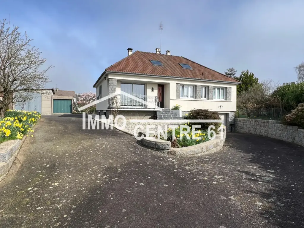 Maison calme à vendre à La Ferté Macé avec dépendances sur 1975 m²