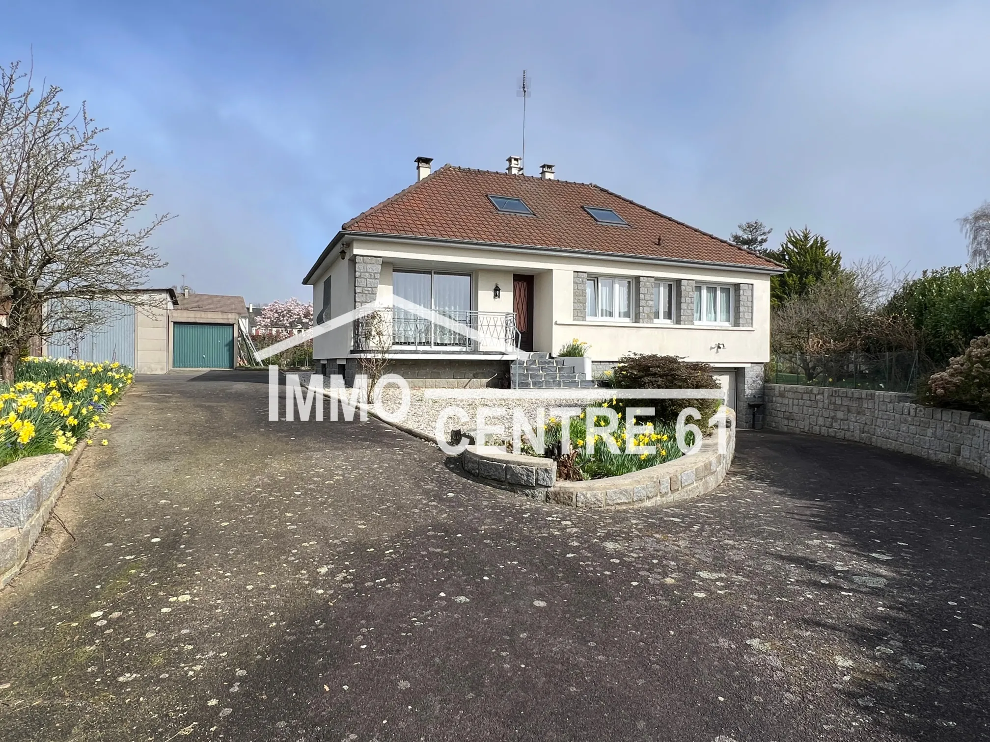 Maison calme à vendre à La Ferté Macé avec dépendances sur 1975 m² 