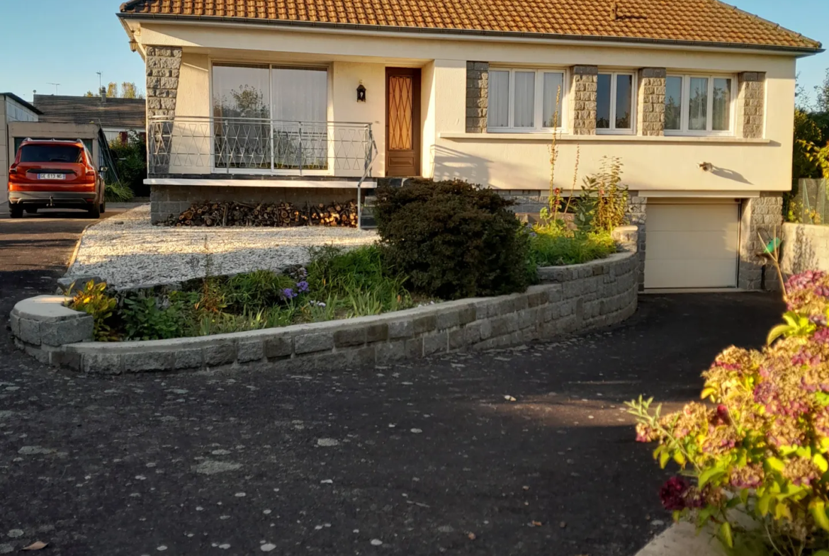 Maison calme à vendre à La Ferté Macé avec dépendances sur 1975 m² 