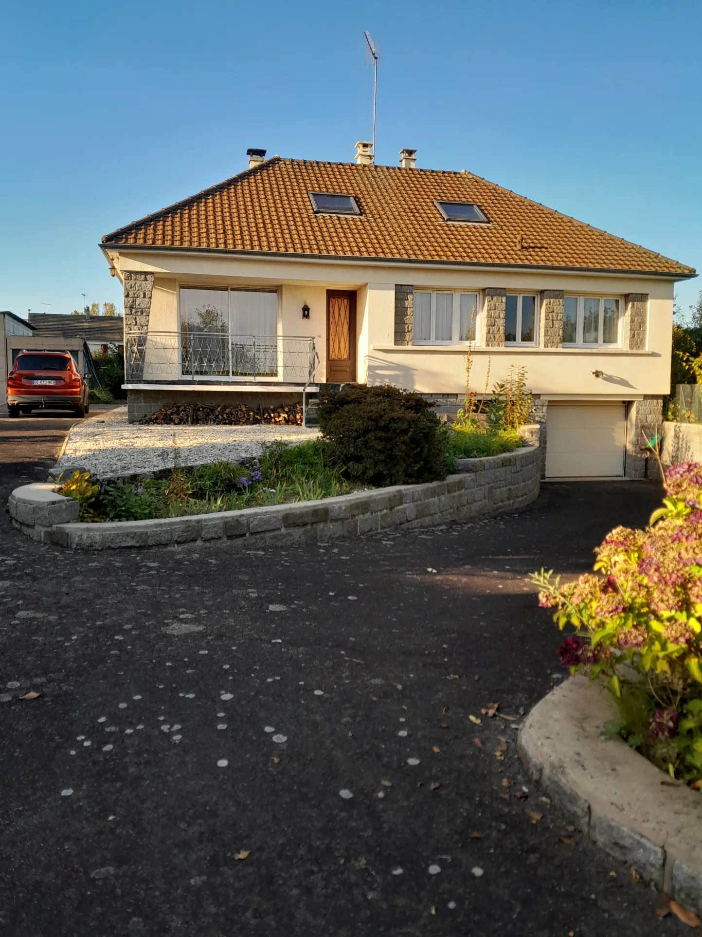 Maison calme à vendre à La Ferté Macé avec dépendances sur 1975 m² 