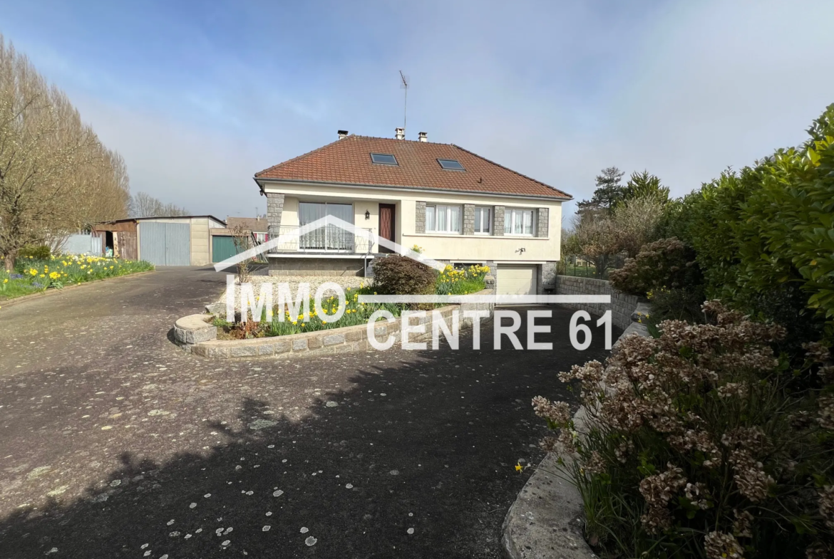 Maison calme à vendre à La Ferté Macé avec dépendances sur 1975 m² 