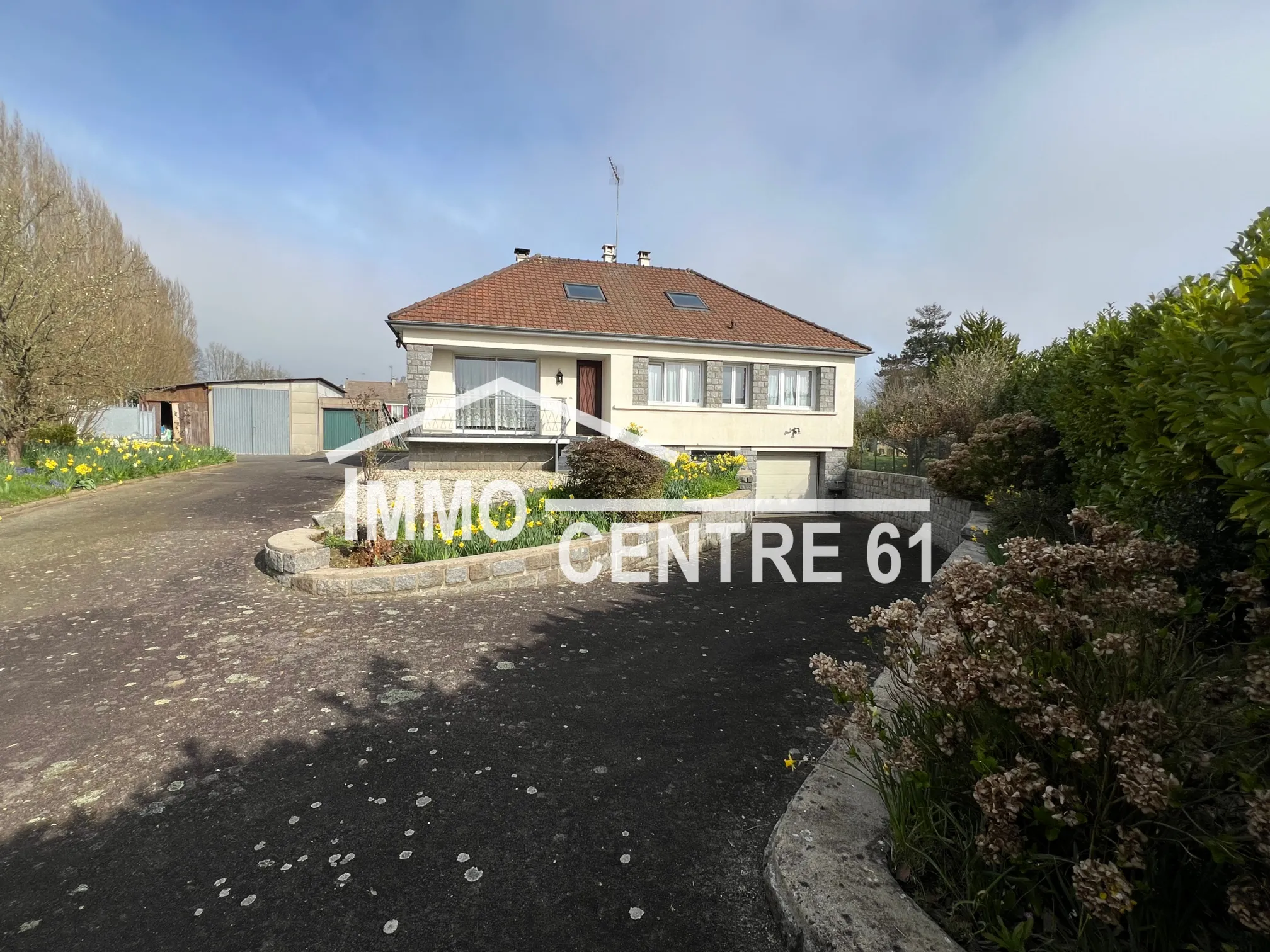 Maison calme à vendre à La Ferté Macé avec dépendances sur 1975 m² 