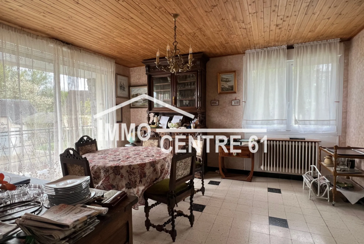 Maison calme à vendre à La Ferté Macé avec dépendances sur 1975 m² 