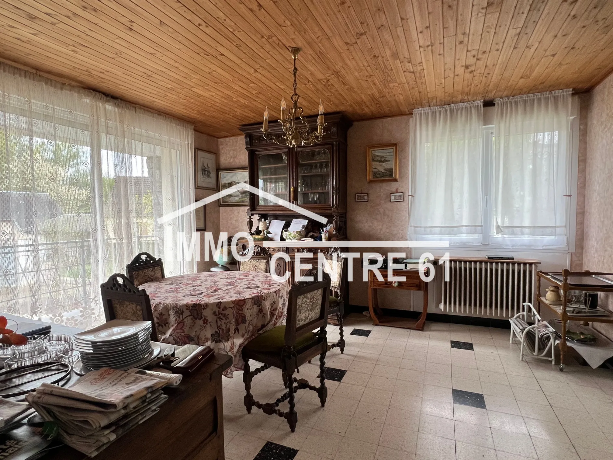 Maison calme à vendre à La Ferté Macé avec dépendances sur 1975 m² 