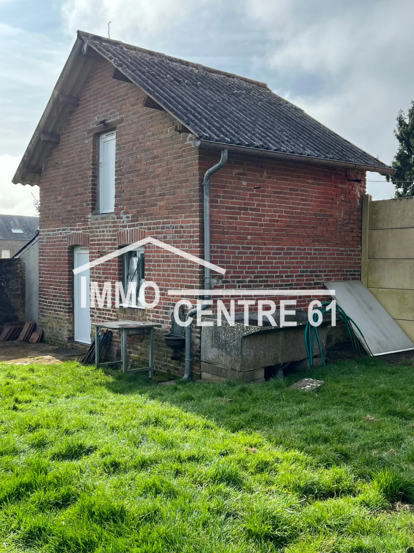 Maison calme à vendre à La Ferté Macé avec dépendances sur 1975 m² 