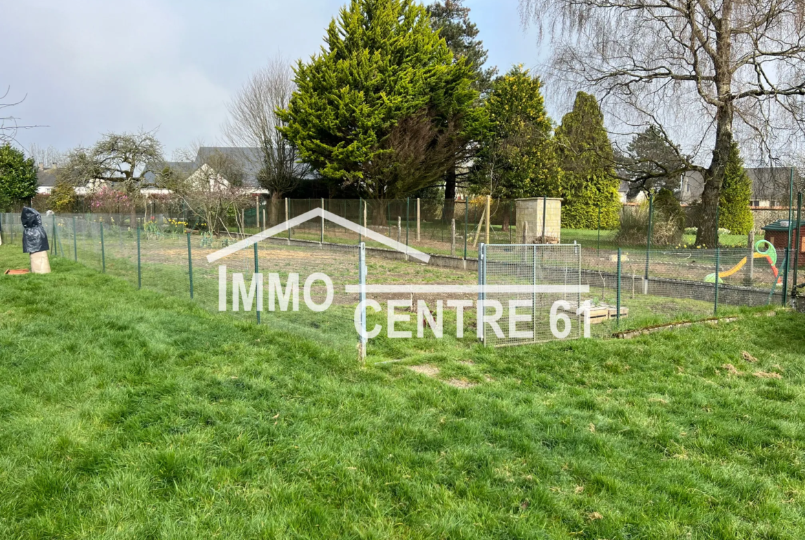 Maison calme à vendre à La Ferté Macé avec dépendances sur 1975 m² 