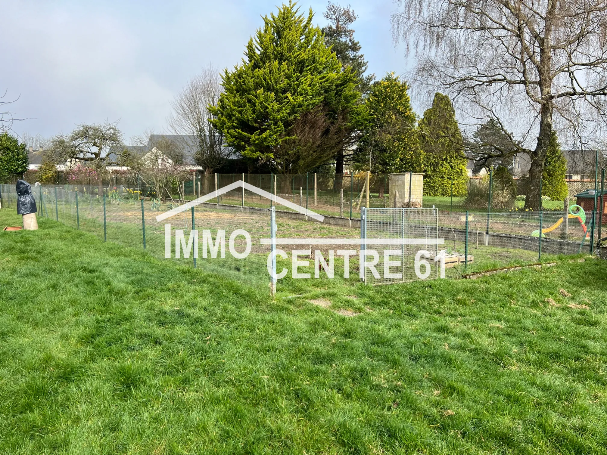 Maison calme à vendre à La Ferté Macé avec dépendances sur 1975 m² 