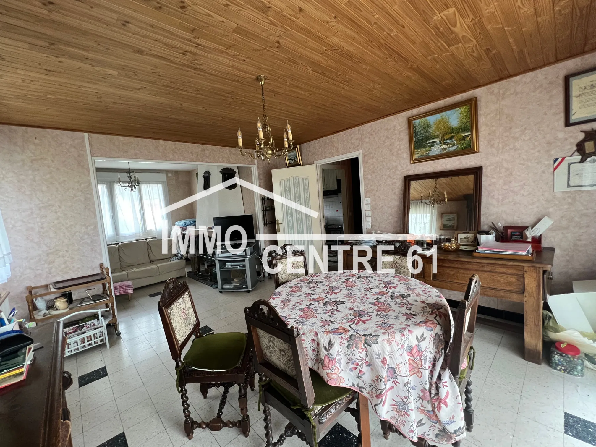 Maison calme à vendre à La Ferté Macé avec dépendances sur 1975 m² 