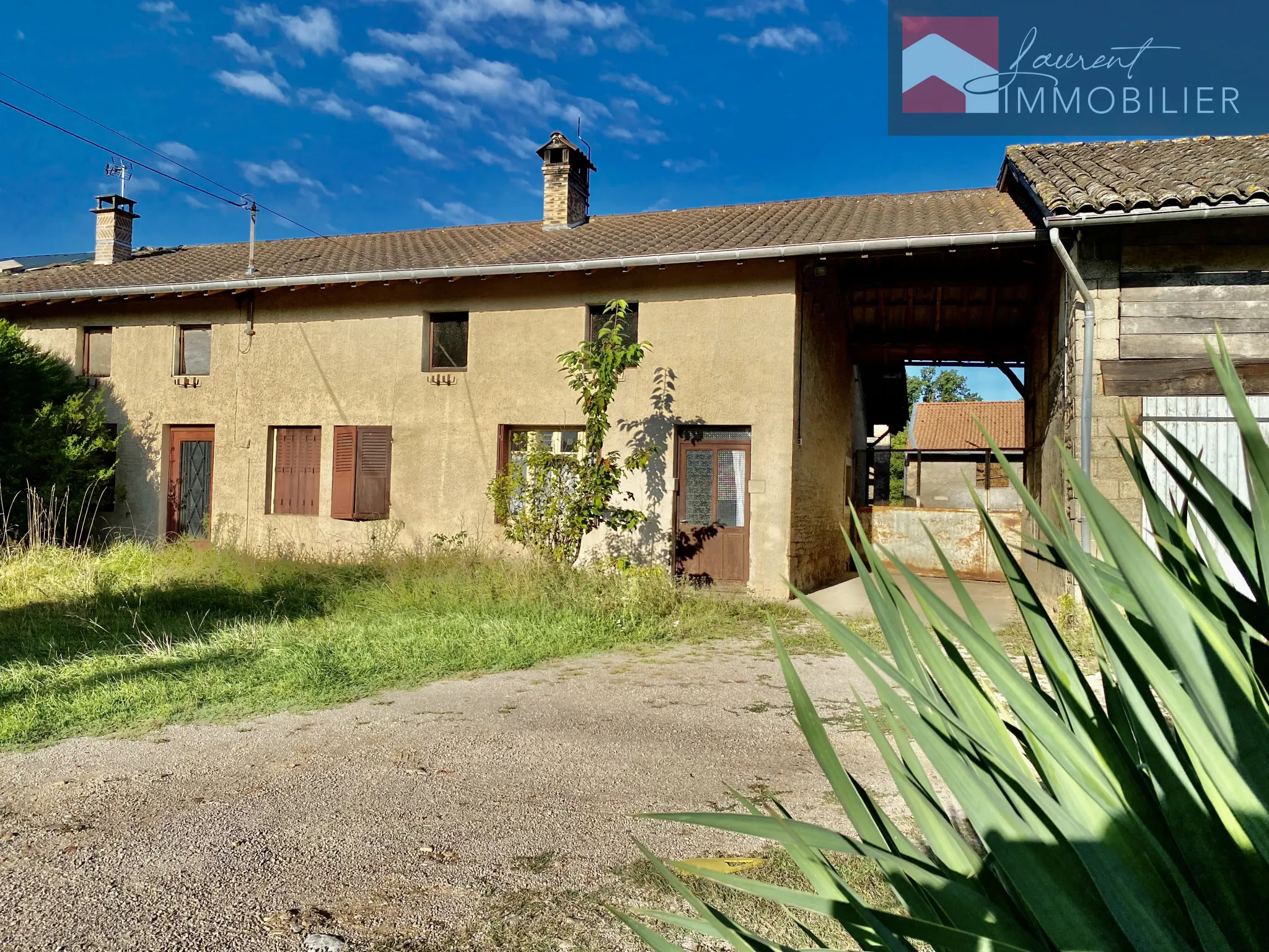 Maison avec dépendances et terrain constructible à Boz 