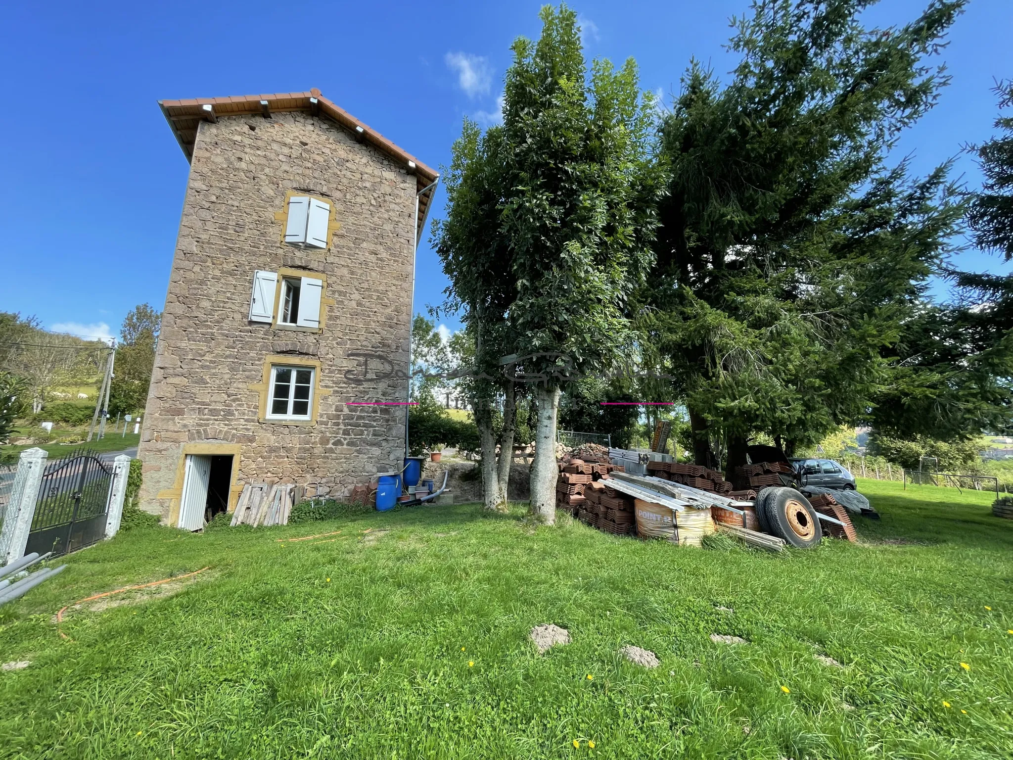 Ancienne maison en pierre rénovée avec terrain à Cours la Ville 