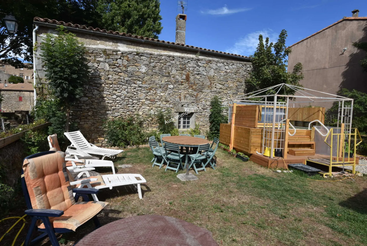 Maison de village rénovée avec jardin à Montjoi 