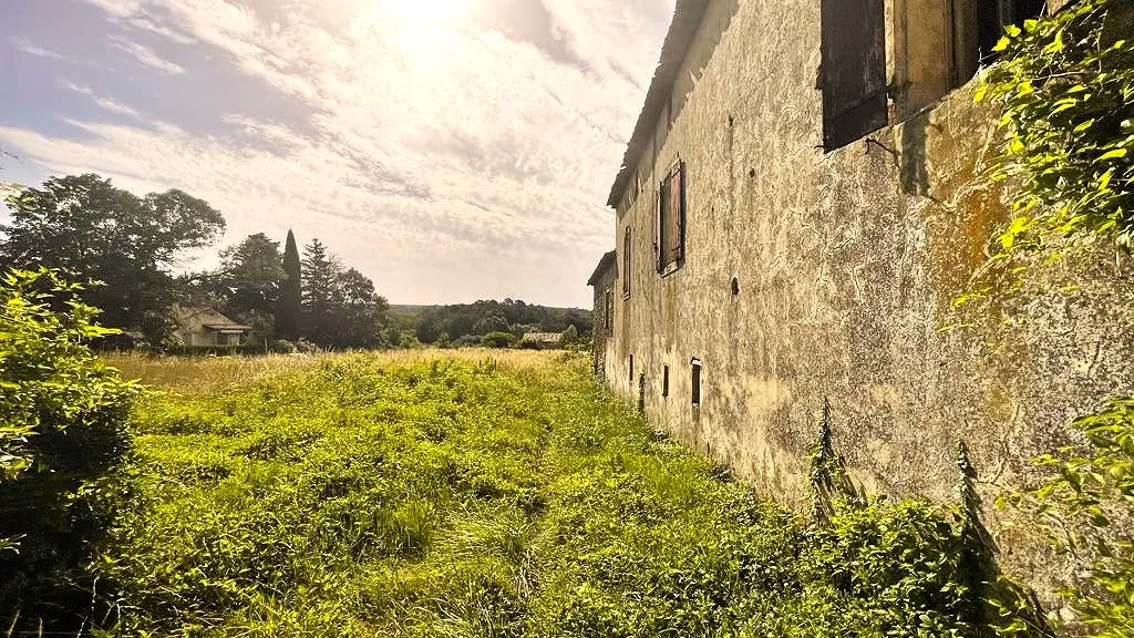 Mas en pierres à rénover à Saint Marcel de Careiret 