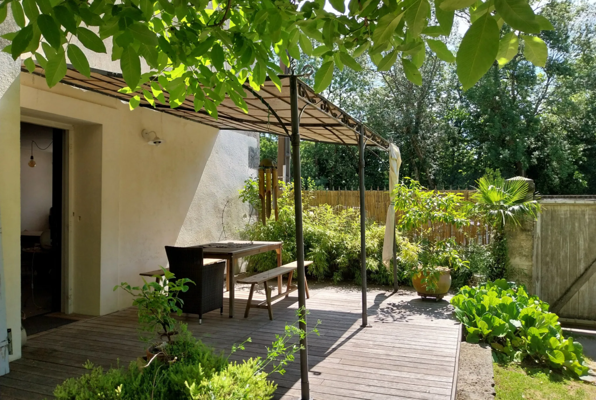 Charmante maison non mitoyenne à vendre à Cognac avec jardin suspendu 