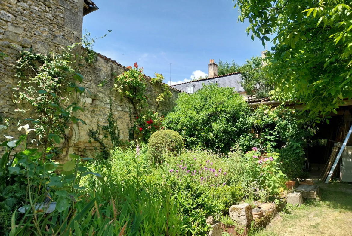 Charmante maison non mitoyenne à vendre à Cognac avec jardin suspendu 