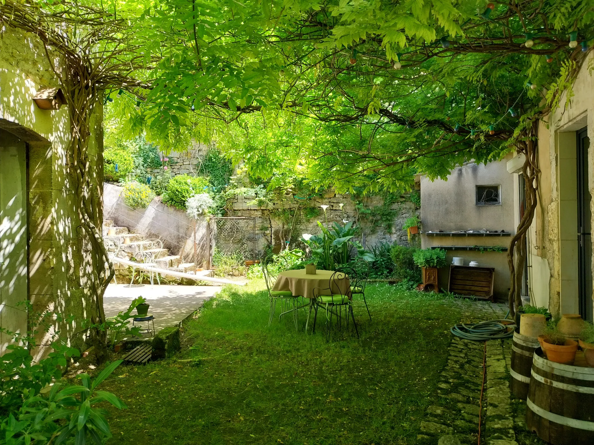 Charmante maison non mitoyenne à vendre à Cognac avec jardin suspendu 