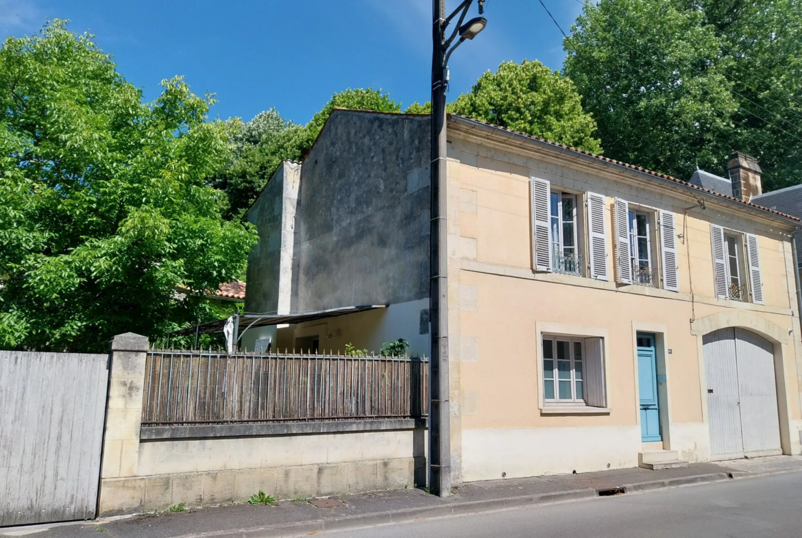 Charmante maison non mitoyenne à vendre à Cognac avec jardin suspendu 