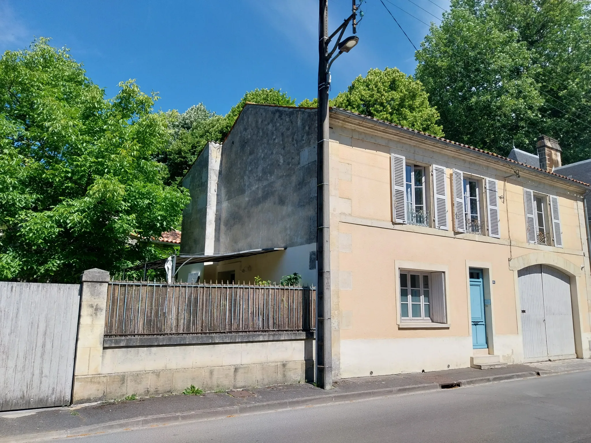 Charmante maison non mitoyenne à vendre à Cognac avec jardin suspendu 