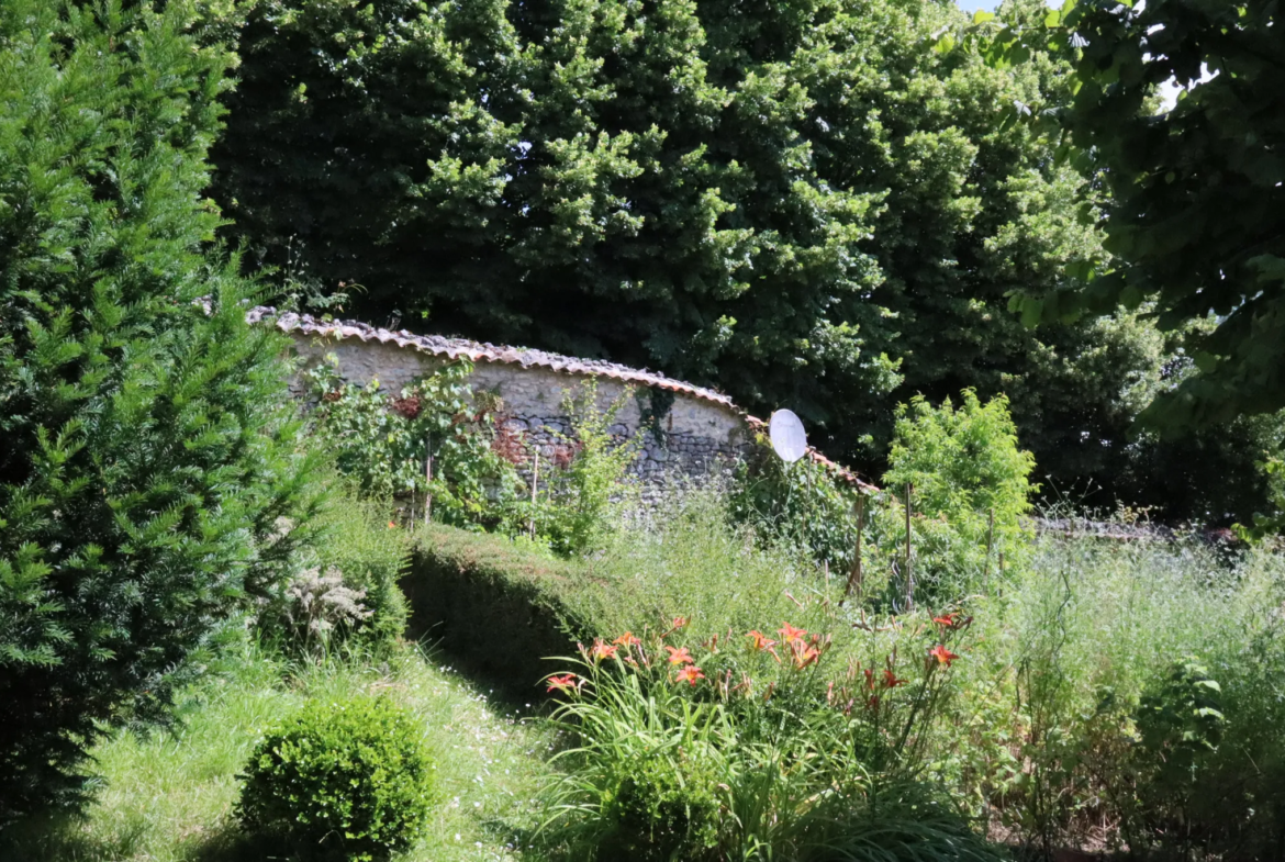 Charmante maison non mitoyenne à vendre à Cognac avec jardin suspendu 