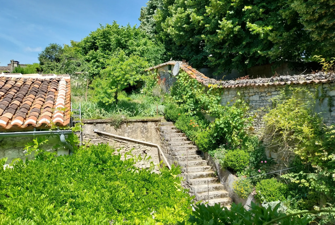 Charmante maison non mitoyenne à vendre à Cognac avec jardin suspendu 