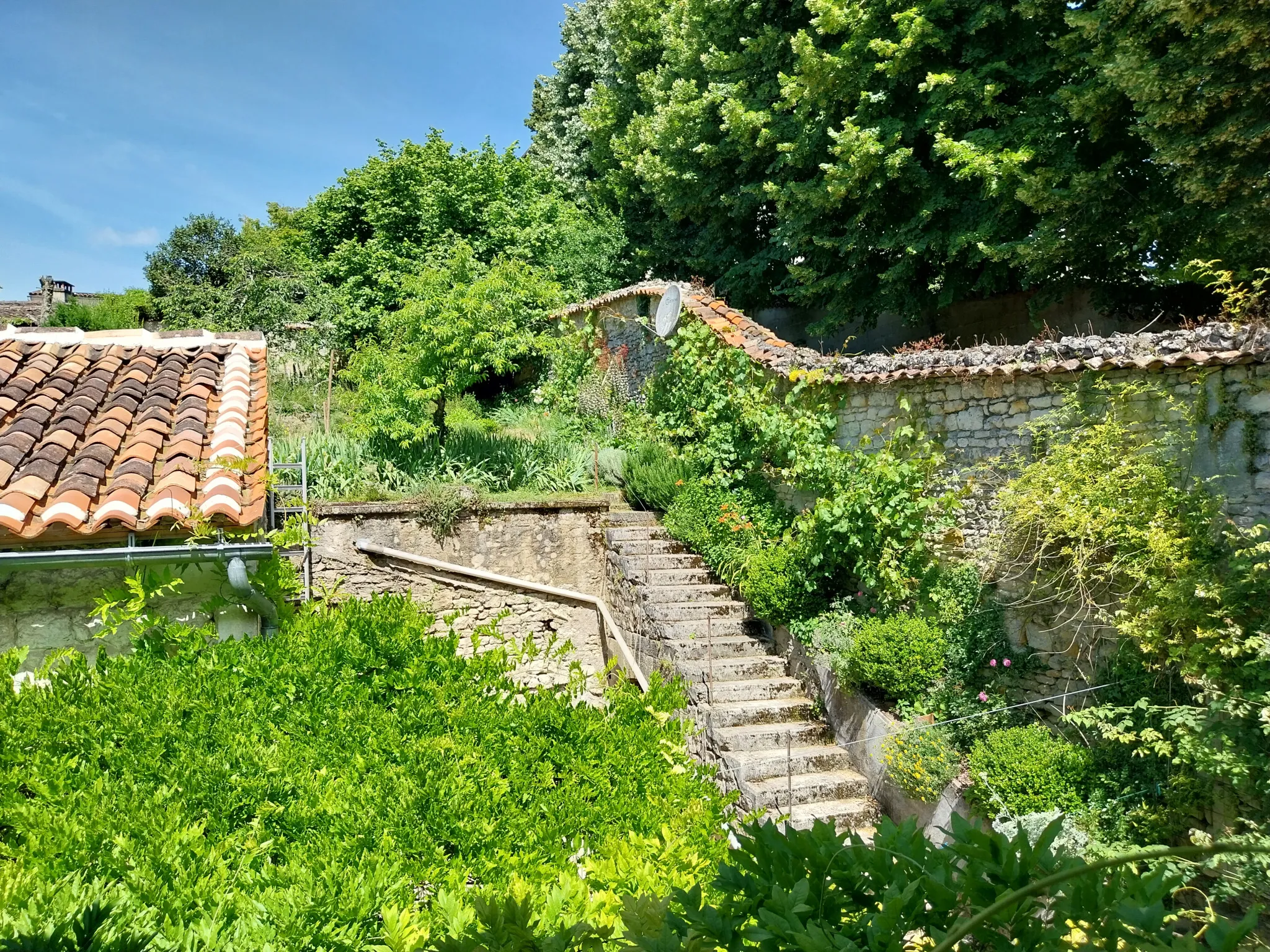 Charmante maison non mitoyenne à vendre à Cognac avec jardin suspendu 