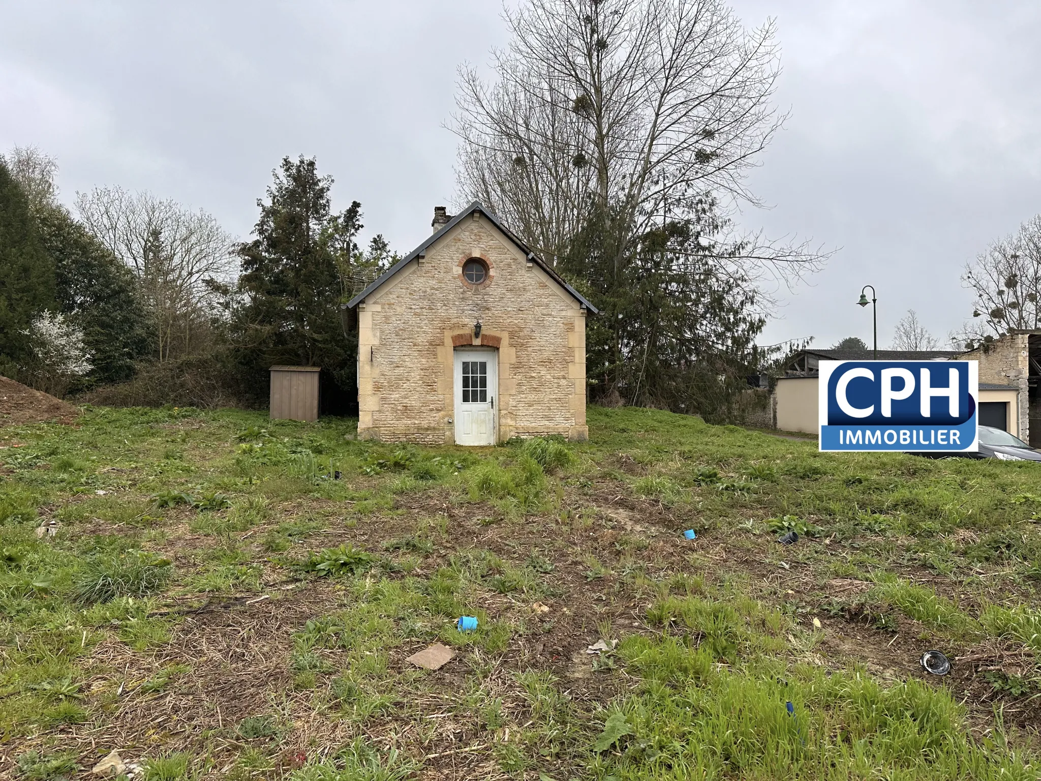 Terrain à bâtir avec petite maison à Rosel 