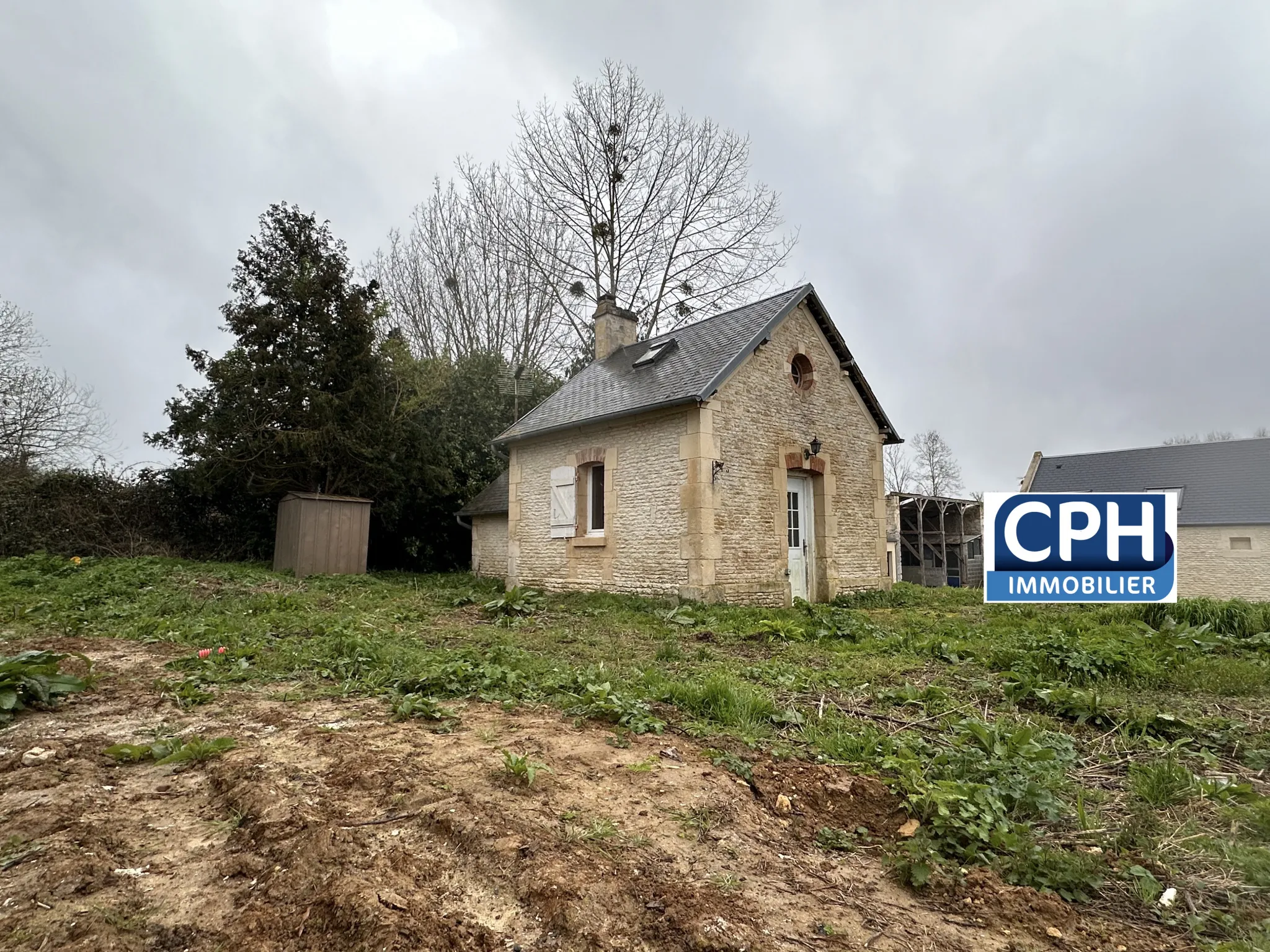 Terrain à bâtir avec petite maison à Rosel 