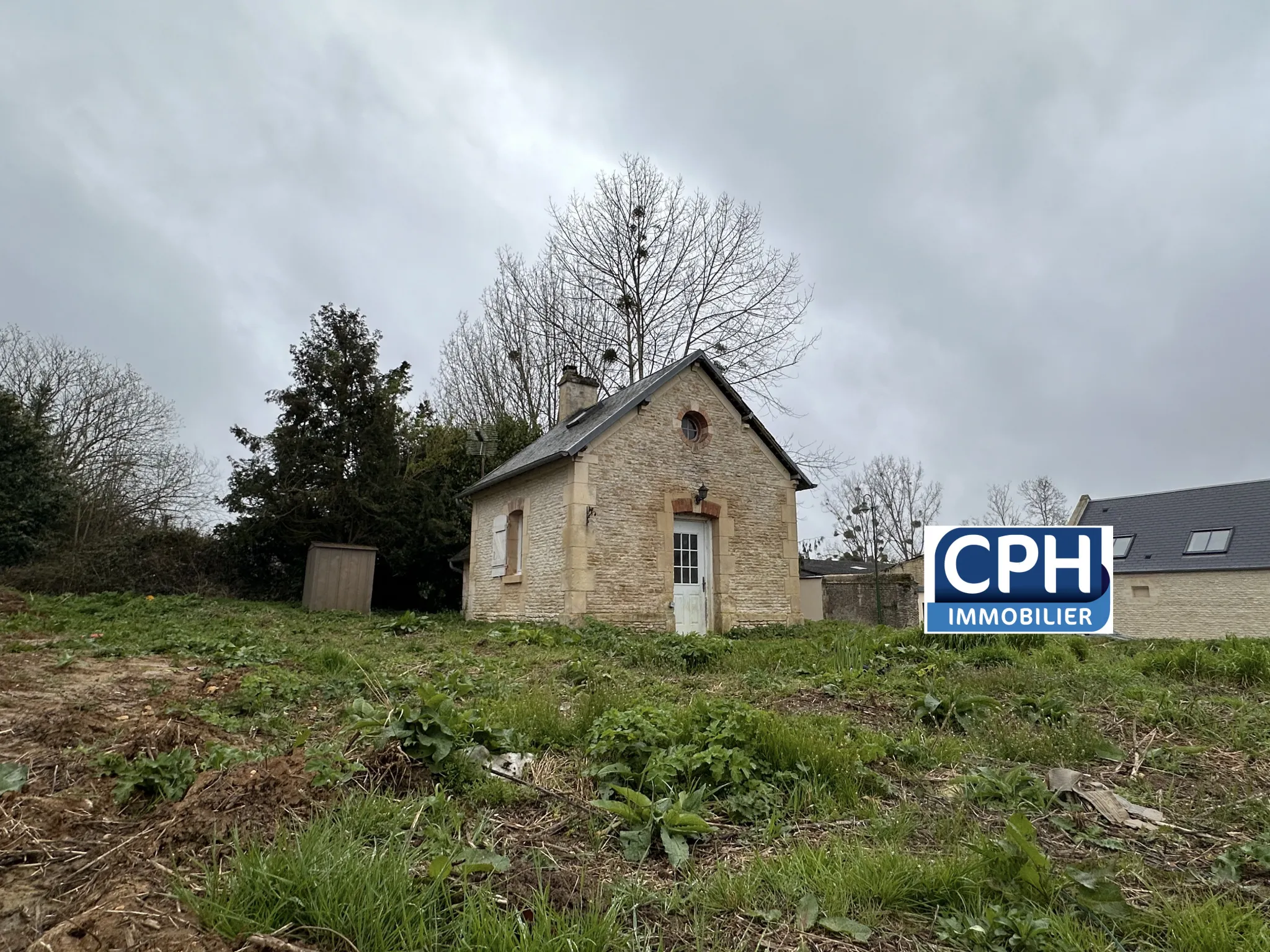 Terrain à bâtir avec petite maison à Rosel 