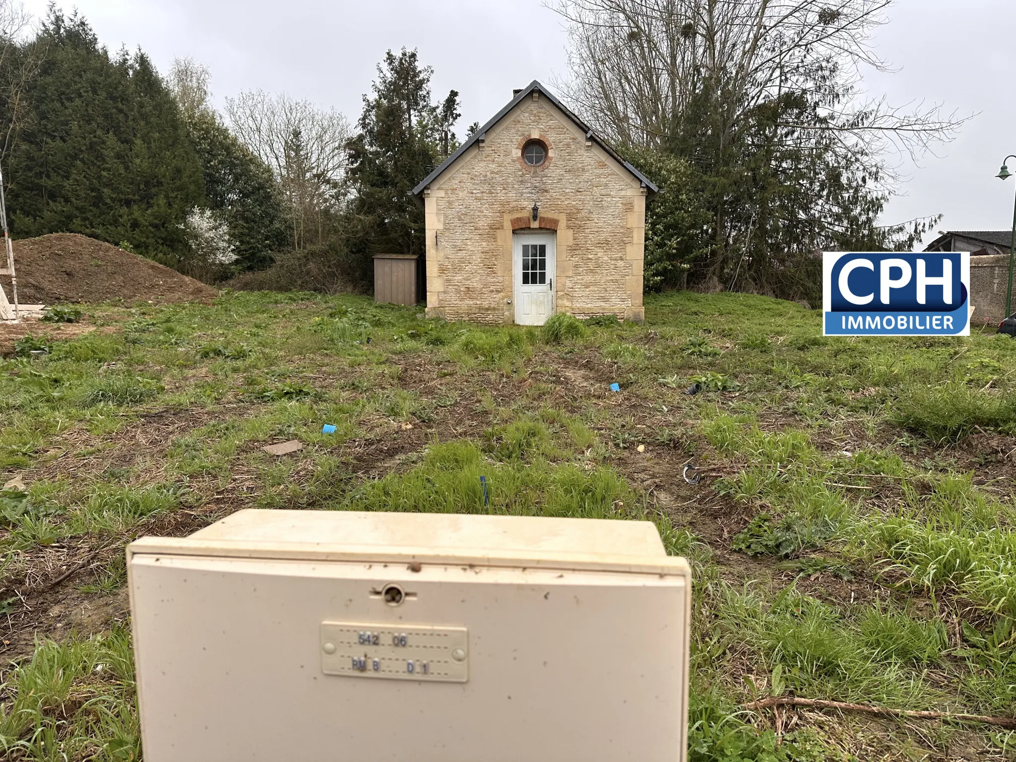 Terrain à bâtir avec petite maison à Rosel 