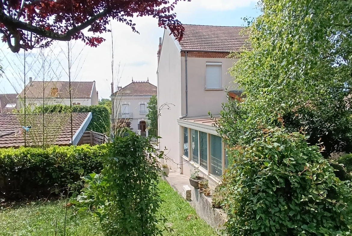 Maison à vendre à Vichy avec garage et jardin 