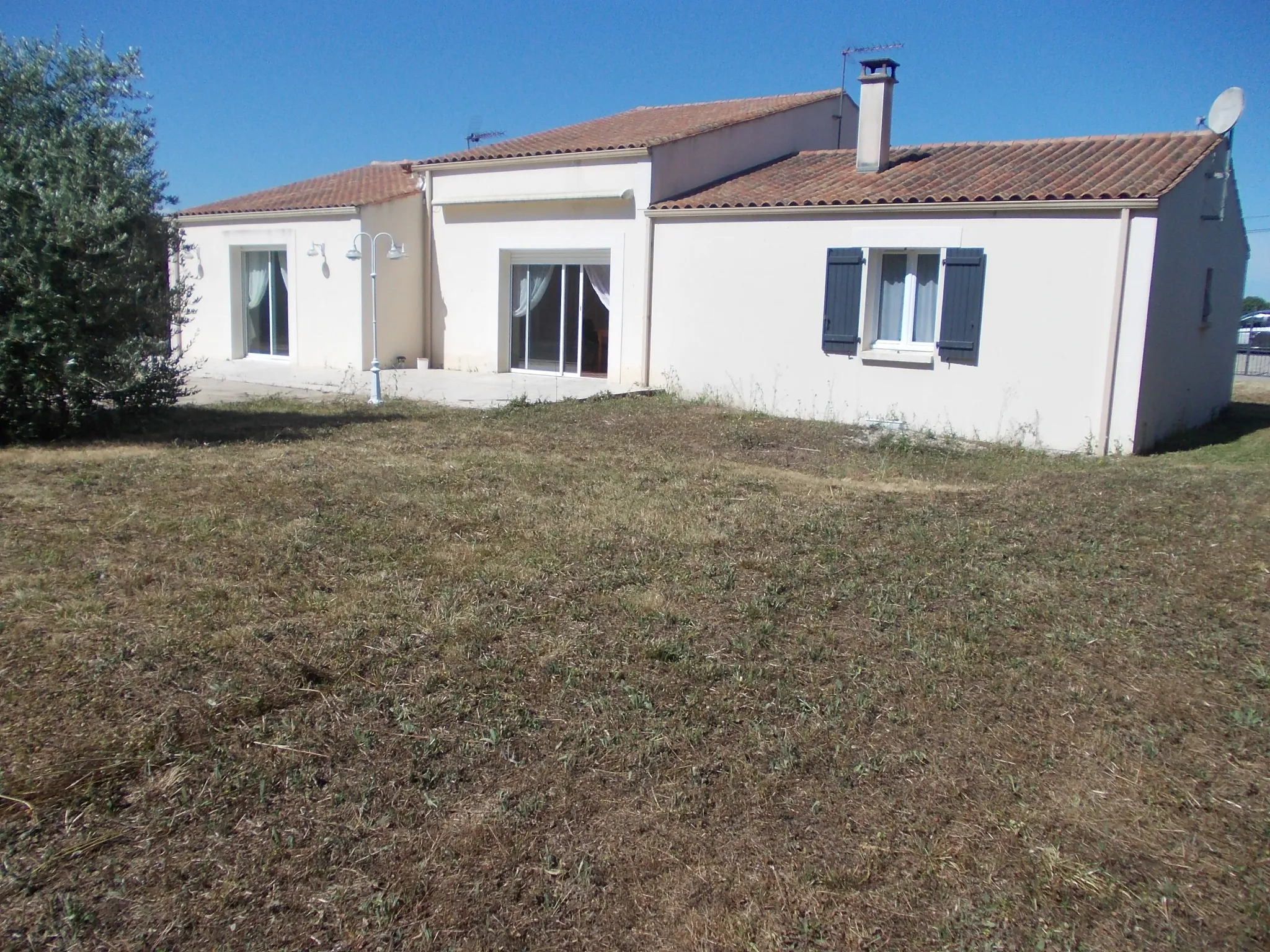 Maison contemporaine avec garage et piscine à Matha 