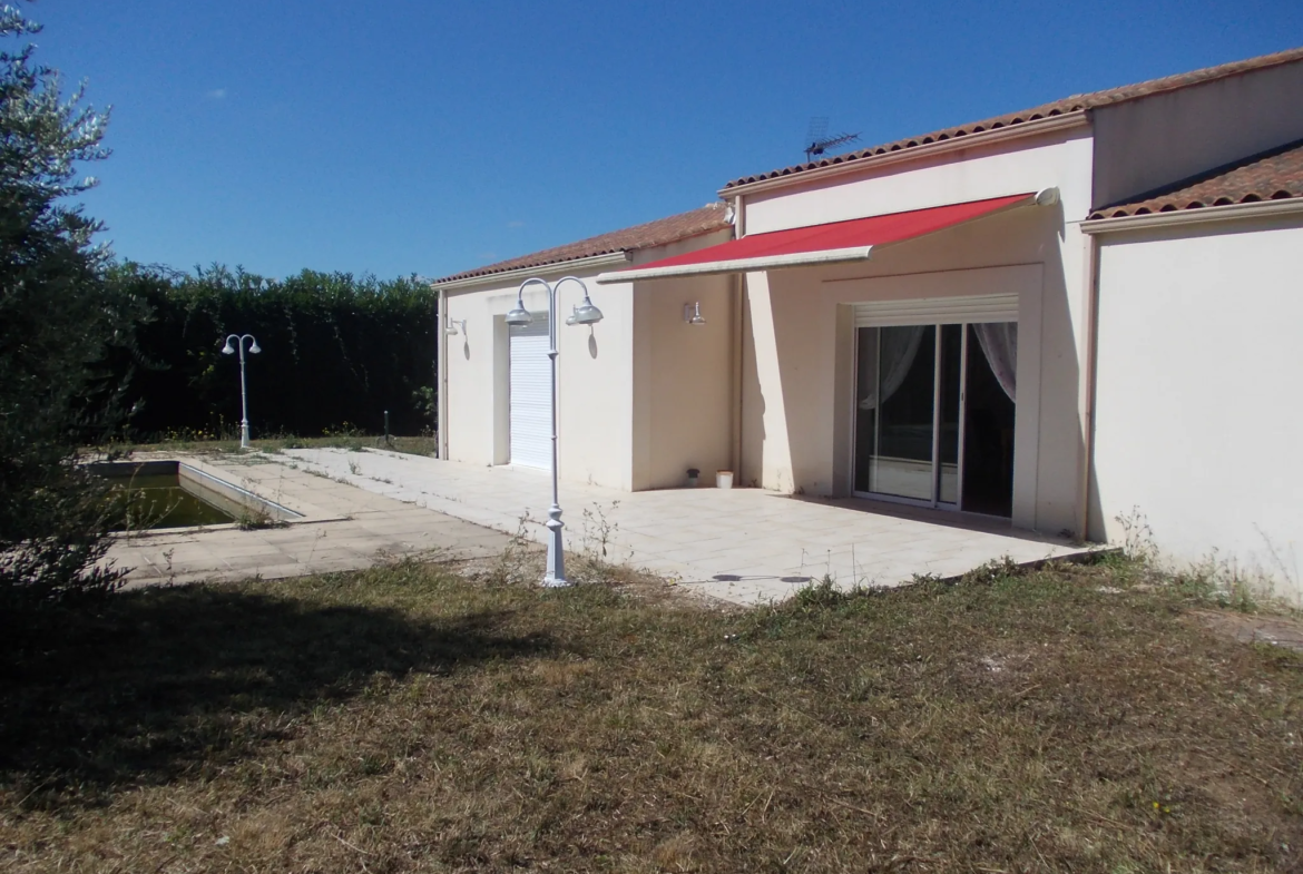 Maison contemporaine avec piscine et garage à Matha 