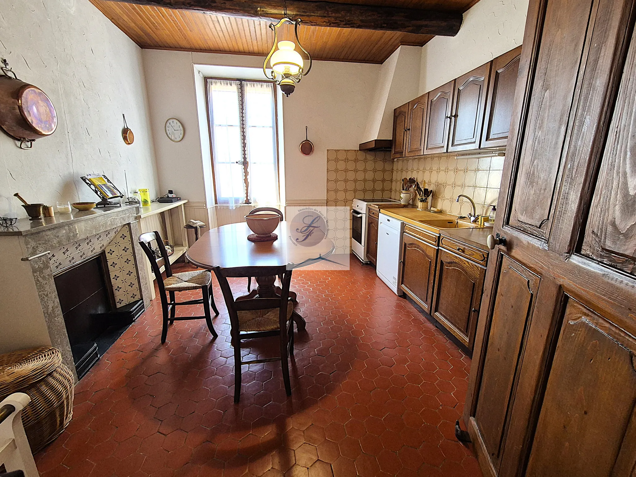 À vendre : Maison de village à rénover près de Bédoin avec jardin et garage 