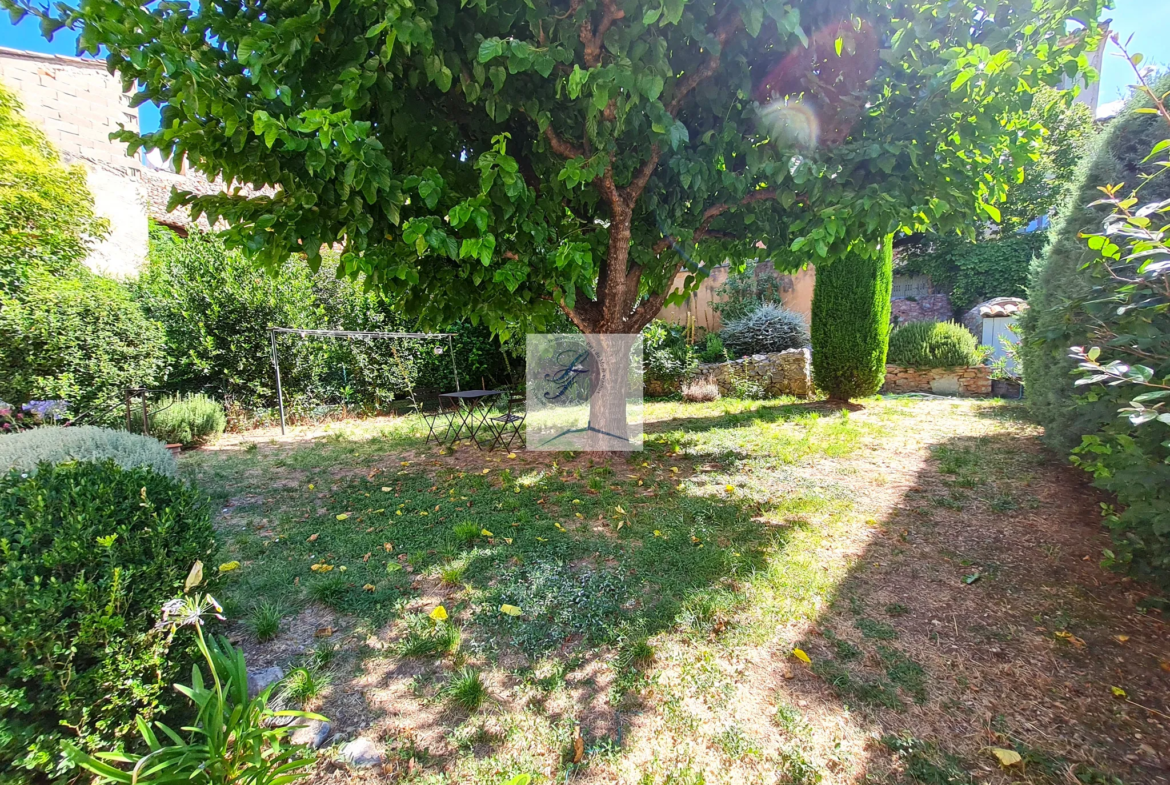 À vendre : Maison de village à rénover près de Bédoin avec jardin et garage 