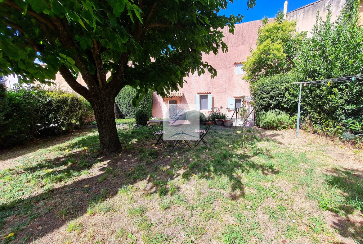 À vendre : Maison de village à rénover près de Bédoin avec jardin et garage 