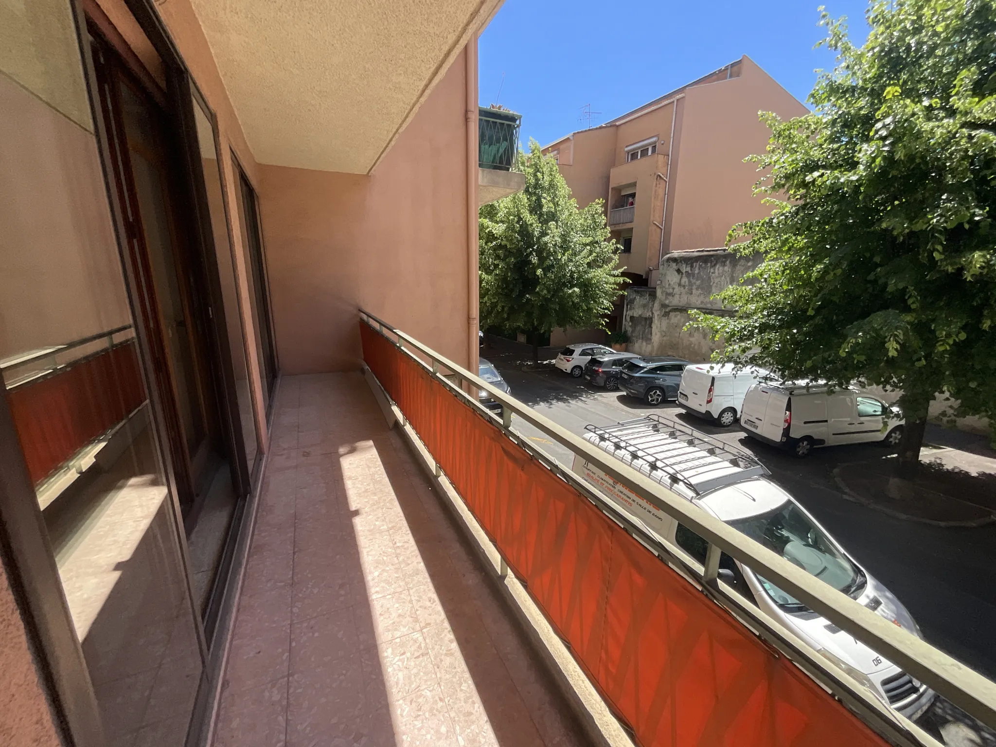 Spacieux appartement 2 pièces avec balcon et parking à Vence 