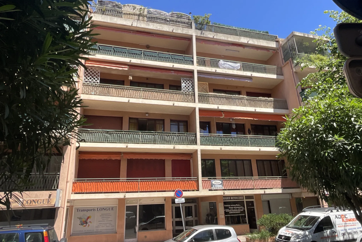 Spacieux appartement 2 pièces avec balcon et parking à Vence 